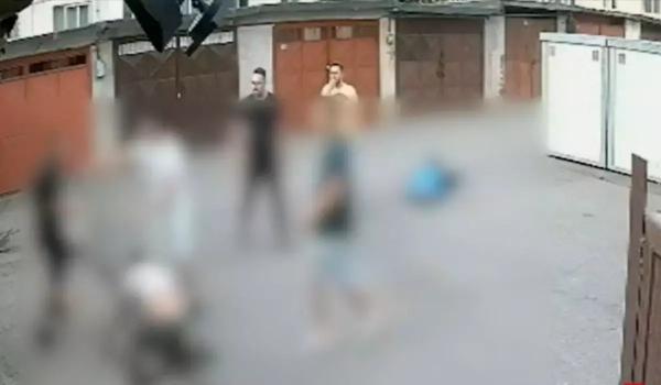 Momentul în care 4 bărbați din Zalău își împart pumni și picioare sub ochii copiilor, în plină stradă