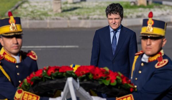 Nicuşor Dan a depus o coroană de flori în Piaţa Universităţii în memoria victimelor Mineriadei