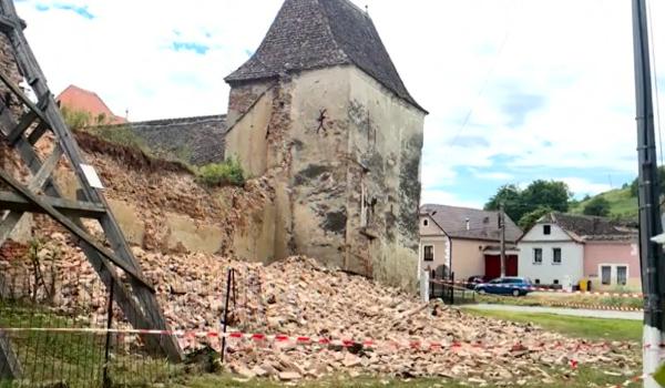 Zidul Bisericii Fortificate din Moşna s-a prăbuşit. Fortificaţia riscă să cedeze complet