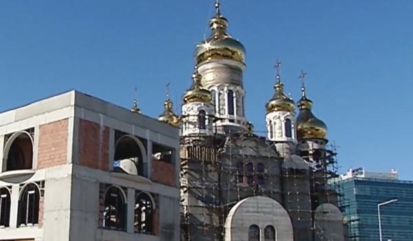 Cum arată biserica de 20 mil. €, ridicată de Becali în Pipera. Credincioşii au venit din toate colţurile ţării
