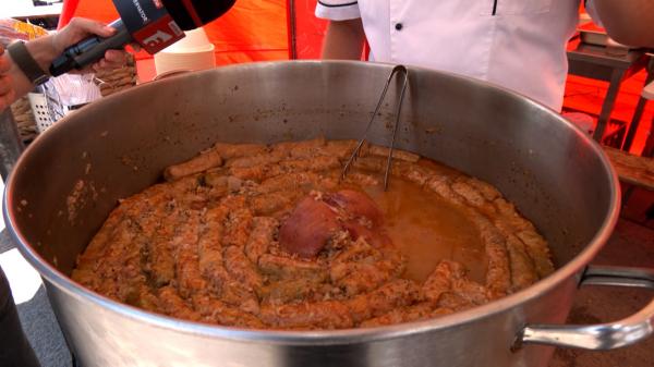 Peste 15.000 de sarmale, gătite la foc mic la un concurs gastronomic din Buziaș