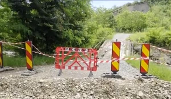 Apele au măturat podul spre Cerneşti, în Prahova. 200 de localnici au rămas aproape izolaţi