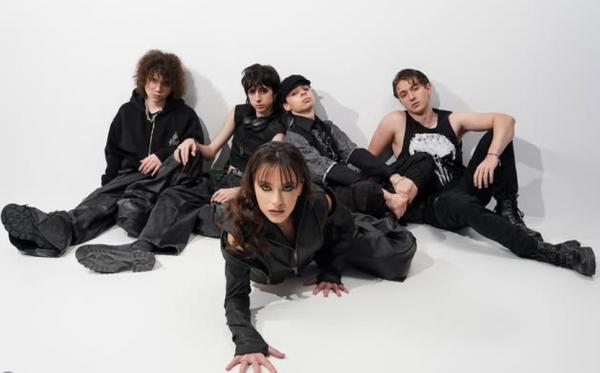 Alexandra Căpitănescu relansează hitul de la Eurovision. ''Choke Me'' revine în variantă piano