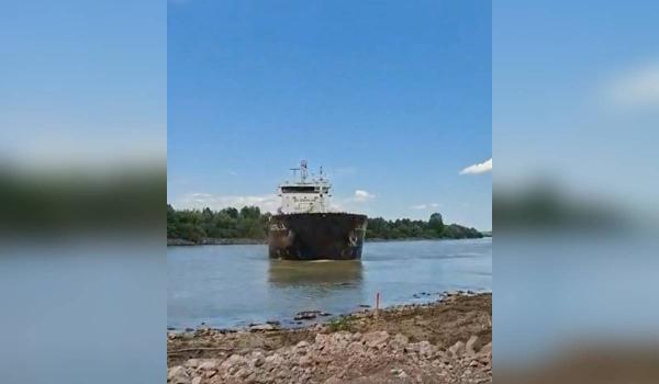 Navă cu peste 6.000 de tone de bitum, eşuată pe Canalul Sulina. Traficul a fost restricţionat