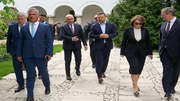 PSD dă asigurări că guvernul Veştea trece de Parlament, Veştea vrea să "fure" şefia PNL de la Bolojan