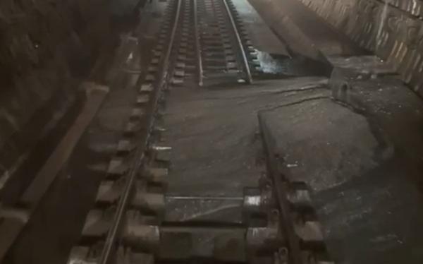 Imagini cu bucata din tunel prăbuşită la metrou, la Magistrala 4. Circulaţia a fost oprită