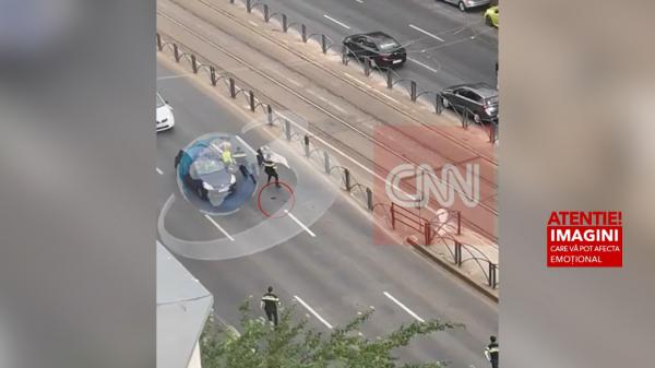 Tânăr în şort vs. 5 poliţişti din Bucureşti. Un agent cade pe spate, unul îşi pierde pistolul. VIDEO