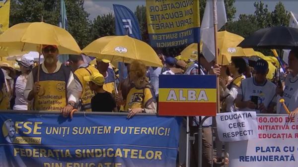 160.000 de semnături pentru a anula Legea Salarizării. Profesorii au venit cu copiii la protest