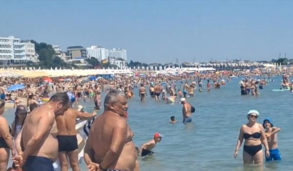 Staţiunea arhiplină de pe litoralul românesc. Berea costă 5 lei, iar pizza, 10 lei