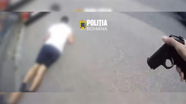 Momentul în care doi dealeri fug de poliţişti şi aruncă drogurile sub o maşină. Imagini bodycam în Bucureşti