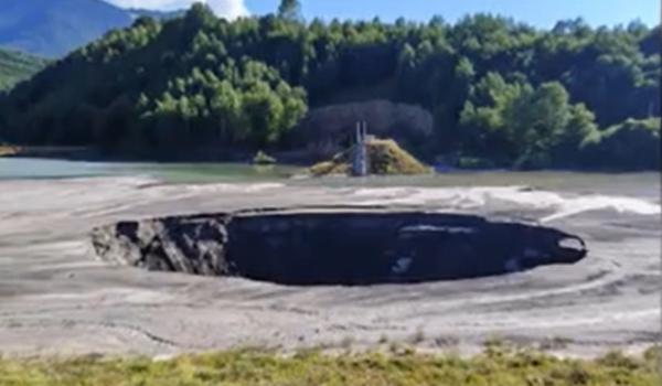 Imagini cu urmările celui mai grav incident de poluare de pe Jiu. Crater uriaş, la 2 paşi de baza digului