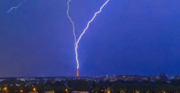 Europa, între caniculă şi furtuni. Momentul în care turnul Eiffel este lovit de un fulger