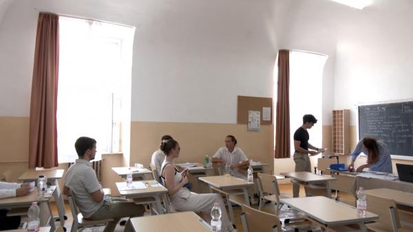 Săli fără AC şi temperaturi infernale la BAC. De ce şi-au rescris lucrările unii elevi