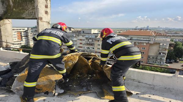 Vijelie de cod roşu în Târgovişte. Furtuna a făcut prăpăd, rafalele de vânt au distrus acoperişul unui bloc