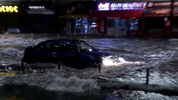 "Să ne dăm cu bărcuţele, bă!" A plouat în 12 ore cât într-o lună jumătate. Bucureștiul, paralizat