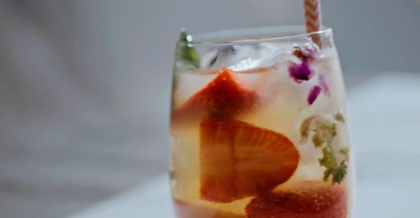 Cocktailul verii costă acum doar 10 lei. Românii economisesc de cinci ori mai mult dacă îl pregătesc acasă