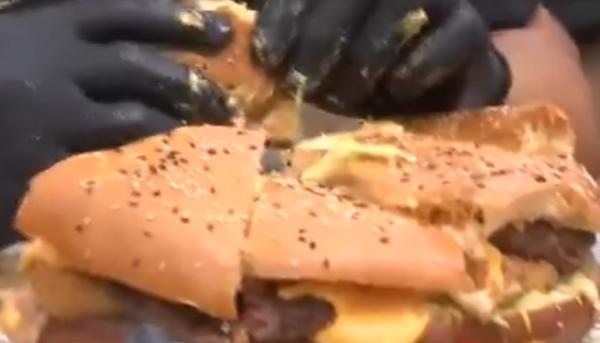 15 minute pentru "a da gata" un burger uriaş de 2 kilograme. Un vâlcean a câştigat premiul cel mare