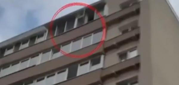 Doi dealeri din Braşov au aruncat drogurile pe geam când au văzut poliţiştii la uşă
