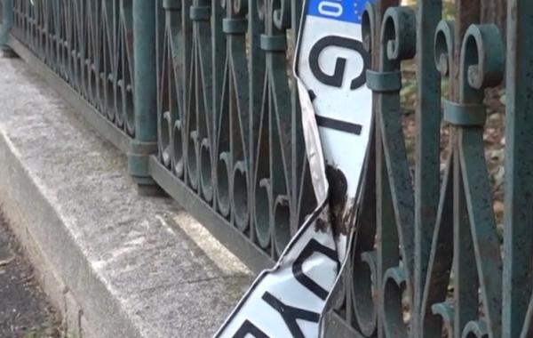 "Cimitir" de numere de înmatriculare după furtuni. Şoferii riscă amenzi și dosare penale pentru improvizații