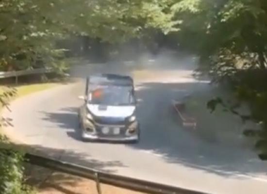 Accident la antrenamentele pentru Reşiţa Rally. Pilotul a ieşit în decor după ce a ratat un viraj