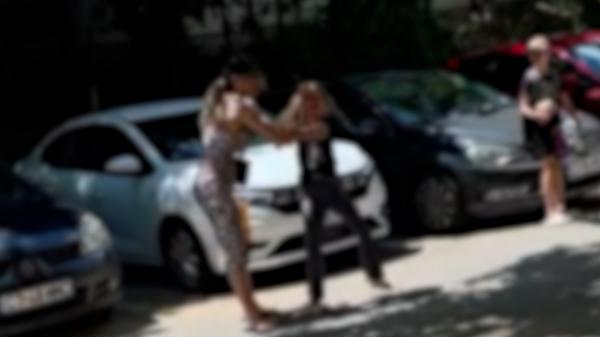"Nu mai pot, mă disperă!" Mamă filmată în timp ce își brusca fiica pe o stradă din Constanța