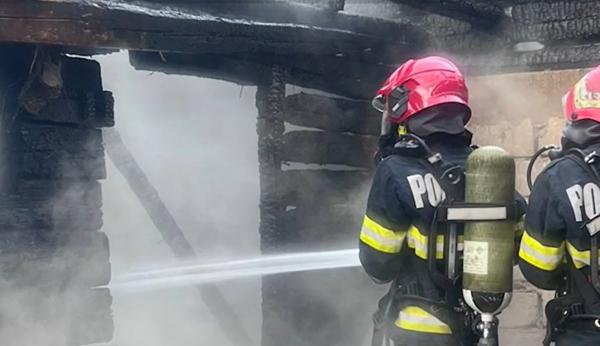 Incendiu de groază în Bran. O bătrână a ajuns la spital după ce casa i-a fost cuprinsă de flăcări