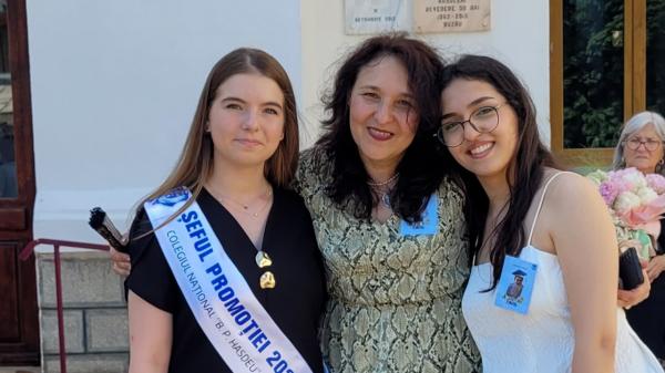 Clasa cu 5 elevi de 10 la Evaluarea Naţională din aceeaşi clasă. Diriginta lor, Gabriela Şerbu