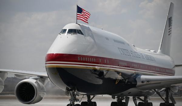 Trump a sosit în Turcia la bordul noului Air Force One, făcut cadou de Qatar. Cum a fost primit de Erdogan