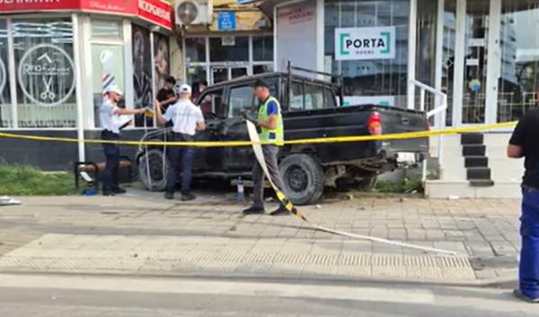 O femeie care stătea pe o bancă, spulberată de o mașină scăpată de sub control, în Tulcea