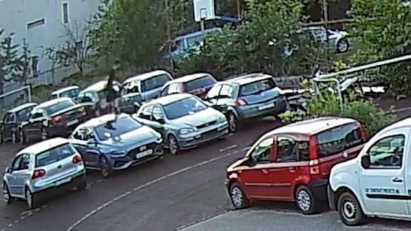 Doi minori de 16 ani, plasaţi sub control judiciar, după ce au avariat mai multe maşini din Sectorul 4