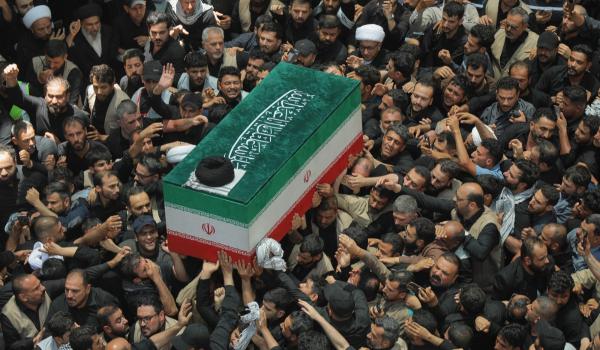 Procesiune uriașă în Irak pentru Khamenei. Mii de oamenii se îmbulzesc ca să atingă sicriul
