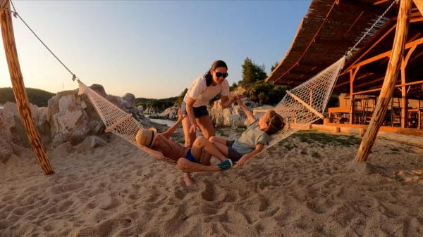 De ce părinţii au nevoie uneori de vacanţe fără copii: "Orice am alege, există o judecată morală"