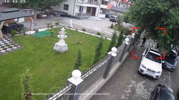 Atac mafiot în Ţăndărei. Trei indivizi au ciuruit casa rivalilor, la ordinul unui lider din străinătate 