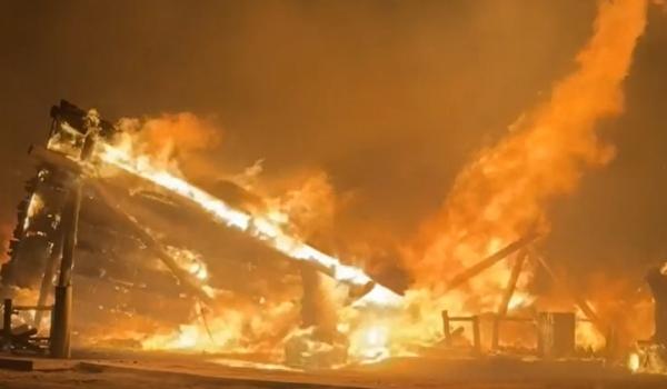 Incendiu devastator pe plaja H2O din Mamaia. Două beach baruri s-au făcut scrum
