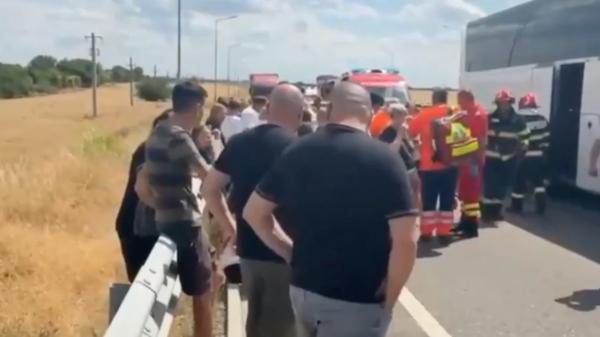 Autocar cu 60 de persoane, accident de groază cu un TIR, în Călărași. 16 răniţi, între care patru copii