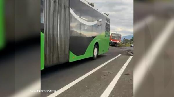 "Băi, omule, mă!" Ce a pățit șoferul de autobuz din Brașov care a forțat trecerea de cale ferată