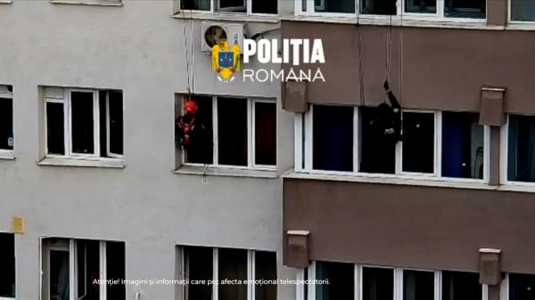 Filmul operaţiunii de salvare din Capitală. Femeia se baricadase în casă şi ameninţa că-şi va face rău