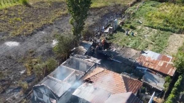 Drama a trei fraţi rămaşi fără mamă: pentru a doua oară, un incendiu le-a făcut casa scrum