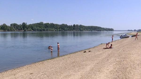 Alternativă la litoral: o plajă de pe Dunăre atrage tot mai mulți vizitatori. Șezlongul costă aici 15 lei