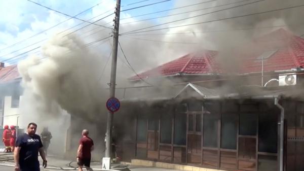 Incendiu violent în Reșița. O firmă de mentenanță și o locuință au ars după un scurtcircuit electric