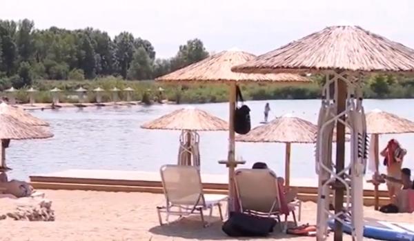 Litoral la doi paşi de Capitală: plajă cu nisip fin, apă limpede şi sporturi nautice