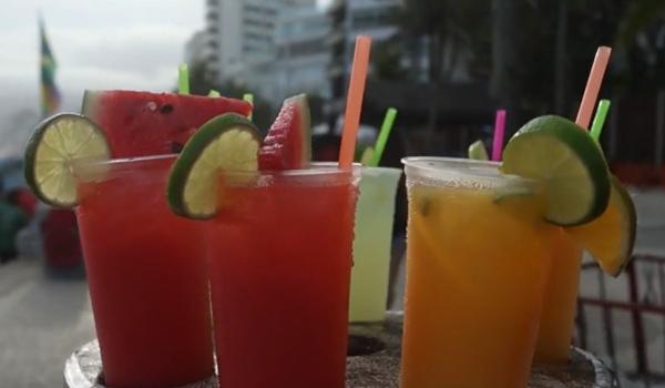 Greşeala pe care o fac mulţi turişti când aleg ce să bea la plajă. Ce recomandă medicii în zilele toride