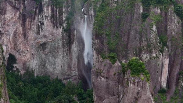 Cascada care curge invers, fenomenul ireal apărut în China. Care e explicaţia specialiştilor