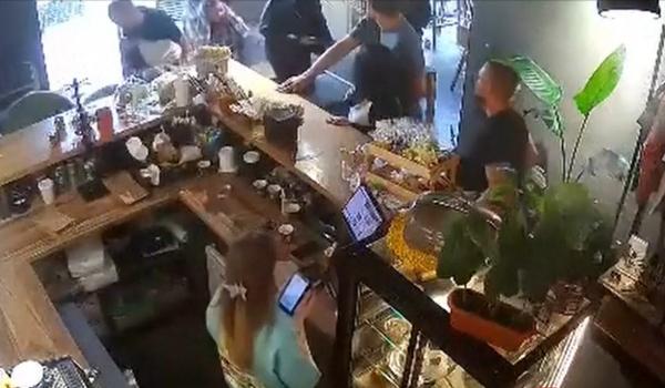 Momentul atacului rusesc surprins într-o cafenea din Sumî, Ucraina. Cinci morți și zeci de răniți