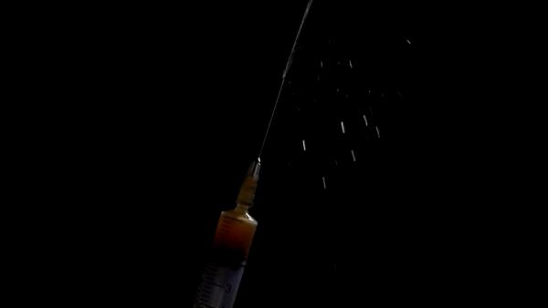 Injecțiile pentru bronz rapid, vândute online în România, deși nu sunt autorizate. Avertismentul medicilor