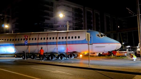 Avionul care s-a plimbat pe străzile din Cluj a costat 500.000 de lei. La ce va fi folosit
