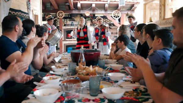 Unde mănânci ca la bunica acasă. Punctele gastronomice locale cuceresc turiştii
