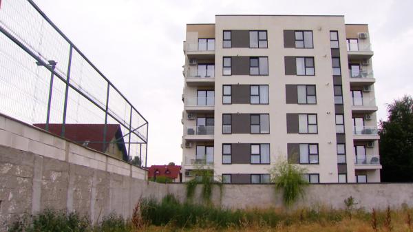 Haos în tranzacțiile imobiliare. Cumpărătorii riscă să plătească mii de euro în plus