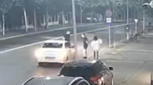 Un şofer de ride sharing şi-a bătut clientul, luat dintr-o zonă de lux. Victima a dat cu telefonul în maşină