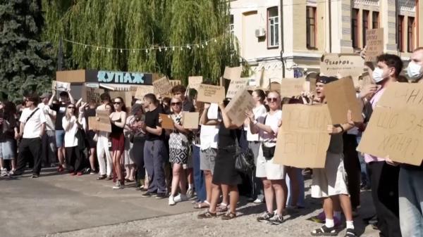 Protest rar în Ucraina: Mii de oameni indignaţi de decizia lui Zelenski de a-l demite pe ministrul Apărării